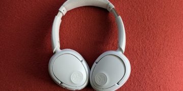 Auscultadores JLab JBuds Lux ANC em várias cores sobre fundo branco