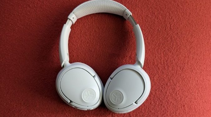 Auscultadores JLab JBuds Lux ANC em várias cores sobre fundo branco