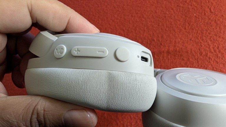 Analise JLab JBuds Lux ANC b rotated