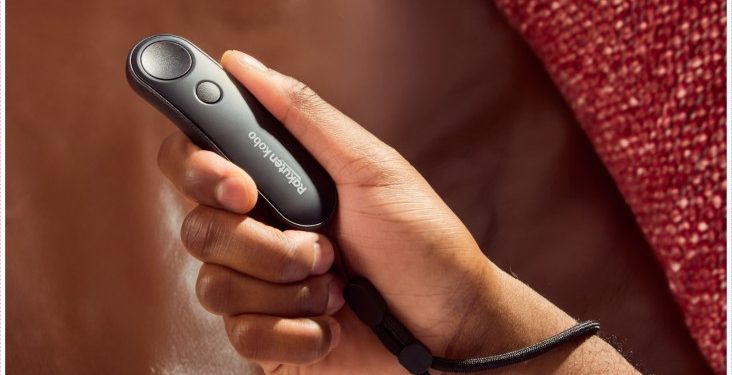 Kobo Remote em preto e branco junto a um eReader Kobo.