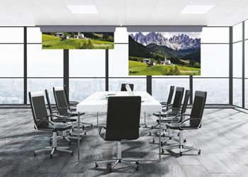 Ecrã Primeview ReVolve LED roll-up aberto numa sala moderna.