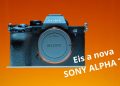 Câmara Sony ALPHA 7V com a objetiva FE 28-70MM OSS II montada.