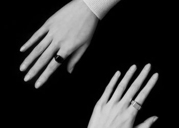 Anel TIME:LESS:NESS Smartwatch Ring Black da ANICORN e SHANNNAM