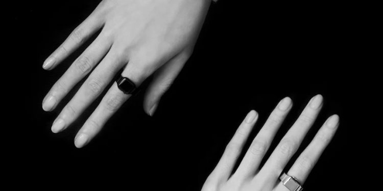 Anel TIME:LESS:NESS Smartwatch Ring Black da ANICORN e SHANNNAM