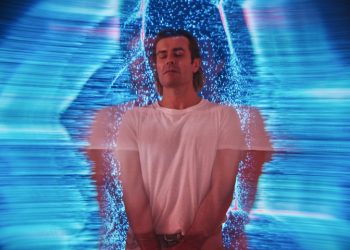 carne.exe: Albano Jerónimo em palco contracenando com interface de IA no CAM.