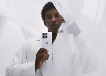 motorola edge 70 Cloud Dancer com crystals by Swarovski, edição especial Pantone 2026