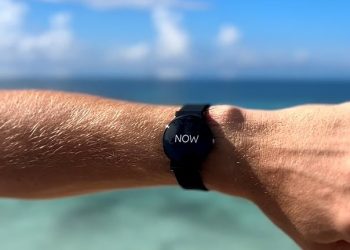 NOW Watch Black com mostrador minimalista e inscrição NOW
