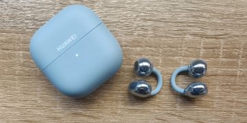 HUAWEI FreeClip 2 auriculares open-ear com design em C colocados na orelha, mostrando o sistema de clip inovador e acabamento metálico
