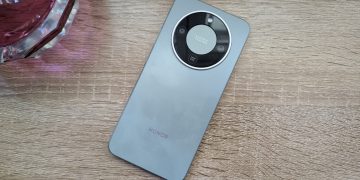 HONOR Magic 8 Lite smartphone com ecrã OLED de 6.79 polegadas e módulo de câmara circular Matrix, mostrando design fino e resistente certificado IP69K