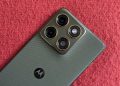 Motorola Edge 70 na cor cinzenta com acabamento têxtil e moldura de alumínio, mostrando as três câmaras de 50MP