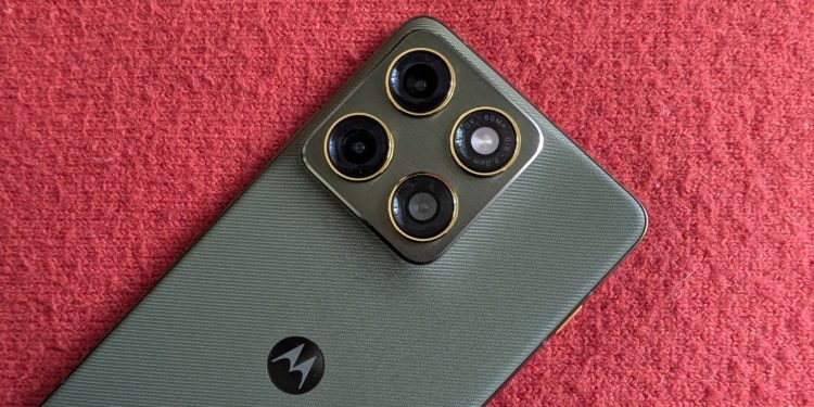 Motorola Edge 70 na cor cinzenta com acabamento têxtil e moldura de alumínio, mostrando as três câmaras de 50MP