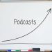 Um microfone profissional para a gravação de podcast com uma interface de áudio e auriculares num estúdio caseiro