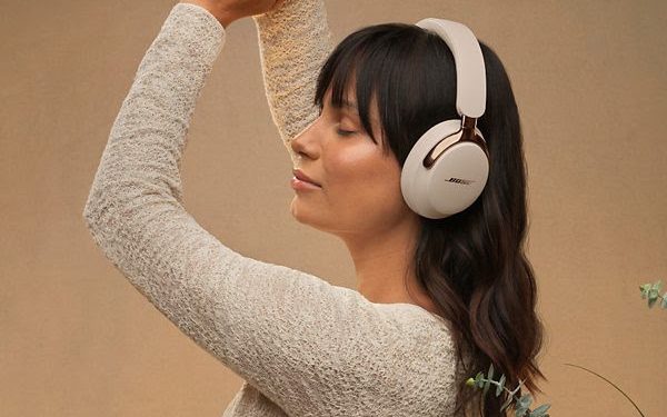 Bose QuietComfort Ultra e Ultra Open Earbuds na cor Driftwood Sand 1 Bose QuietComfort Ultra Headphones e Ultra Open Earbuds na cor Driftwood Sand