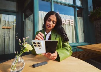 A Motorola revelou o seu primeiro dispositivo dobrável do tipo fold, o motorola razr fold