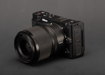 Nikon ZR câmara híbrida full-frame com tecnologia RED integrada, corpo compacto para vídeo profissional