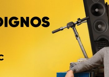 Cartão FNAC junto a smartphone com app ativa e produtos tecnológicos ao fundo