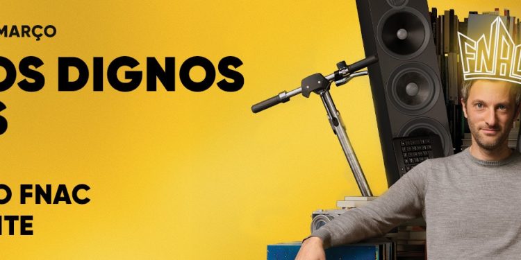 Cartão FNAC junto a smartphone com app ativa e produtos tecnológicos ao fundo