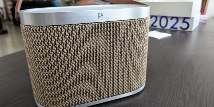 A Beosound A5 redefine o conceito de coluna portátil com materiais nobres e som de referência.