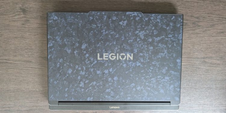 Lenovo Legion 9 18IAX10 portátil gaming 18 polegadas com tampa em fibra de carbono forjada e teclado RGB