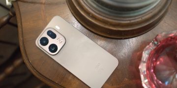 OPPO Find X9 Pro em Silk White com módulo câmara quadrado arredondado, mostrando sensor telefoto 200MP periscópio