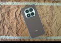 Análise Redmi Note 15 Pro Plus 5 Redmi Note 15 Pro Plus em Mocha Brown com acabamento vegan leather, mostrando módulo câmara quadrado arredondado com sensor 200MP e ecrã AMOLED 6.83 polegadas