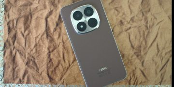 Redmi Note 15 Pro Plus em Mocha Brown com acabamento vegan leather, mostrando módulo câmara quadrado arredondado com sensor 200MP e ecrã AMOLED 6.83 polegadas