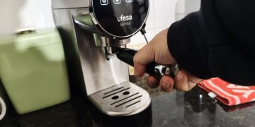 Máquina de café expresso Ufesa Sienna em aço inoxidável com portafiltro e vaporizador orientável