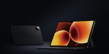 Xiaomi Pad 8 Pro em cor Gray com teclado Focus Keyboard acoplado, sobre uma secretária de trabalho moderna