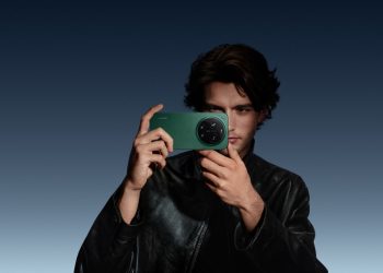 Xiaomi 17 Ultra em cor Starlit Green sobre superfície escura, com módulo de câmara Leica visível