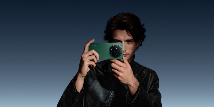 Xiaomi 17 Ultra em cor Starlit Green sobre superfície escura, com módulo de câmara Leica visível