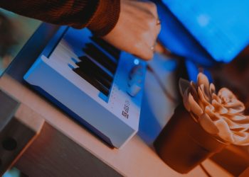 Controlador Arturia KeyStep 37 mk2 visto de cima, com 37 teclas, encoders adicionais e LEDs sobre o teclado, ligado a um setup de estúdio híbrido.