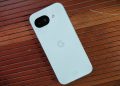 Google Pixel 10a smartphone nas cores Neblina, Obsidiana, Framboesa e Lavanda com câmara de 48 MP
