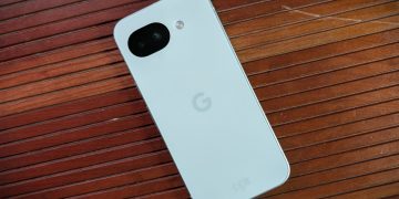 Google Pixel 10a smartphone nas cores Neblina, Obsidiana, Framboesa e Lavanda com câmara de 48 MP