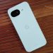 Google Pixel 10a smartphone nas cores Neblina, Obsidiana, Framboesa e Lavanda com câmara de 48 MP