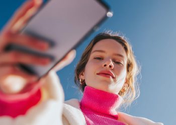 Programa Ponte al dIA da Fundación José Antonio Llorente aproxima gerações da inteligência artificial