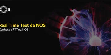 Smartphone a mostrar conversação em texto em tempo real durante chamada