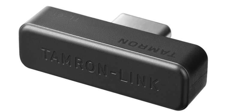 Tamron-Link TL-01 ligado a objetiva Tamron com smartphone iPhone a controlar a Tamron Lens Utility via Bluetooth