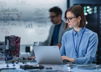 Portátil Acer TravelMate P4 Spin 14 AI aberto sobre secretária de escritório, mostrando ecrã táctil e chassis de alumínio fino