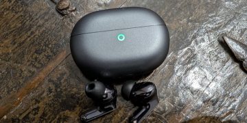 Huawei FreeBuds Pro 5 com estojo de carregamento em fundo neutro, mostrando o design elegante dos auriculares true wireless
