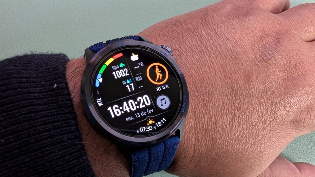 Huawei Watch GT Runner 2 em titânio no pulso de um corredor em corrida urbana com ecrã a mostrar ritmo e mapa GPS