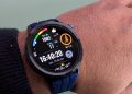 Huawei Watch GT Runner 2 em titânio no pulso de um corredor em corrida urbana com ecrã a mostrar ritmo e mapa GPS