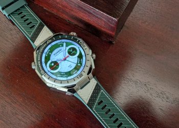 Huawei Watch Ultimate 2 Green Edition com luneta bicolor verde e branca e pulseira em pele vegan sobre campo de golfe