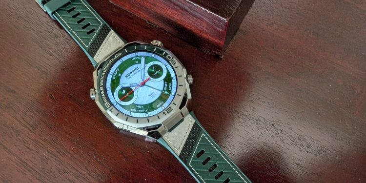 Huawei Watch Ultimate 2 Green Edition com luneta bicolor verde e branca e pulseira em pele vegan sobre campo de golfe