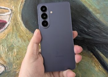 Samsung Galaxy S26 em cor azul celeste, visto de frente com o ecrã ligado e de trás com o módulo de câmara triplo