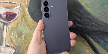 Samsung Galaxy S26 em cor azul celeste, visto de frente com o ecrã ligado e de trás com o módulo de câmara triplo