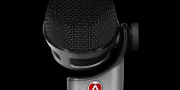 Microfone Austrian Audio OC-B6 posicionado junto a um bombo de bateria em estúdio
