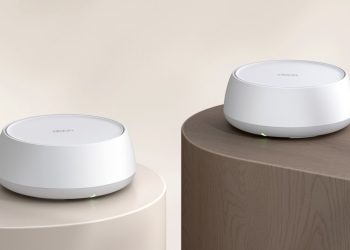 sistema TP-Link Deco BE22 com duas unidades em casa moderna a fornecer Wi-Fi 7