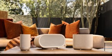 A história da nova série Denon Home desenrola-se ao longo de três modelos, cada um concebido para se adaptar à sua forma de ouvir música, quer prefira um som que se misture com o ambiente, ou um áudio que preencha o seu dia com presença.