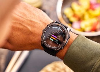 Aplicação Garmin Connect com registo alimentar e métricas de treino num smartwatch Garmin
