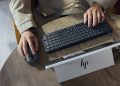 teclado HP EliteBoard G1a com PC integrado ligado a monitores